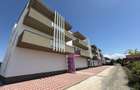 BLOC NOU, Str. Brandu?elor Ap. 3 camere+terasa, et. I, loc de parcare