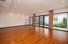 Apartament Elegant cu 4 Camere și Loc de Parcare - 1