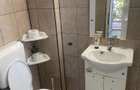 Inchiriez camere la curte