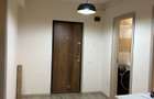 Apartament cu 2 camere, decomandat, cu loc de parcare, disponibil pentru inchiriere.