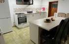 Casa 3 camere, centrul vechi, curte comuna,statie bus la 2 min, centrala - 7