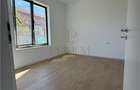 Jumatate de duplex pe parter, 3 dormitoare, curte uriasa de 383 mp, strada asfal