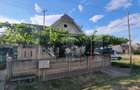 Casa cu 3 camere, anexe, curte si gradina