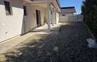 Casa individuala de tip P in suprafata de 90 mp. si teren 370 mp., Alb