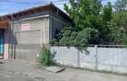 Casa de vanzare, posibil amenajare spatiu comercial compusa din 3 dormitoere, 2 livinguri, un antreu - 2