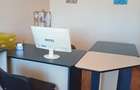 Inchiriez apartament cu 2 camere-birouri ultracentral cu parcare in curte.