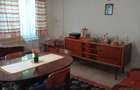 Casa de vanzare, posibil amenajare spatiu comercial compusa din 3 dormitoere, 2 livinguri, un antreu - 5
