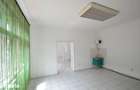 Inchiriez apartament 2 camere bucatarie baie si hol in curte comuna - 10