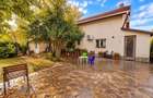 Corbeanca **Vila cu teren de 1.029 mp, gradina matura ?i terase Com 0