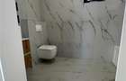 Jumatate de duplex pe parter, 3 dormitoare, curte uriasa de 383 mp, strada asfal