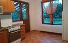Inchiriez casa cu 3 dormitoare, doua bai, living generos, mobilata si utilata complet. Terasa cu beci dedesubt, teren 800 mp - 8