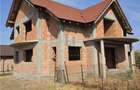 Casa parter si etaj la rosu ,Recas