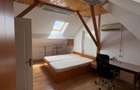 Apartament cu patru dormitoare , livin spatios , trei bai , bucatarie . Zona centrala - 6