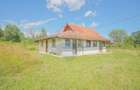 Casa de vacan?a la poalele Mun?ilor Fagara? | Teren 8.000 mp |