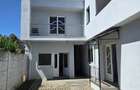 Casa individuala 7 camere+ apartament, 5 locuri de parcare. Sagului - 17