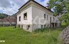 Casa cu arhitectura deosebita, 842 mp si teren de 1.048 mp Brasov - 2