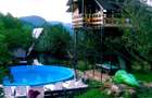Cabana/pensiune de vanzare cu casuta in copac, Casa A-frame, piscina, ciubar. Judet Dimbovita, 110 km distanta Bucuresti. Pret 55.000 EUR negociabil. - 2
