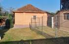 Vand casa locuibila ?i curte 4000 metri intravilan