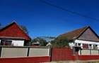 Casa locuibila + 2 curti + teren 1.522 mp, 2 case, garaj, anexe, livada Gepiu, Bihor