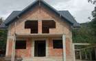 Casa la ro?u de vinzare in Vii?oara Tg Trotu? in apropiere de Tirgu Ocna.Suprafata de 170m