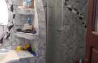 Inchiriez 2 cam baie bucatarie hol casa .gen curte