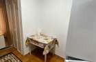 Ofer spre inchiriere apartament 2 camere, semidecomandat, zona Zamca, utilat, centrala termica, termopane, etaj 1. Pret 300 euro + o garantie. - 4