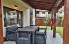 Casa 5 camere, IZVOR