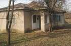 Casa caramida - com Ghergheasa, jud Buzau la 10 km de autostrada, cu 3 focuri de gaz + teren 3500 mp - 20.000 euro (neg). Telefon: 0726824858 - 3