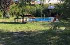 Vand casa cu piscina pe un teren de 50de arii adica 5000 metri patrati