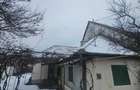 Vand casa cu 2 cladiri , curte si 2 intrari