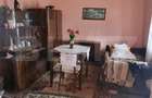 Casa cu doua corpuri,curte si gradina