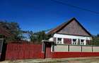 Casa locuibila + 2 curti + teren 1.522 mp, 2 case, garaj, anexe, livada Gepiu, Bihor