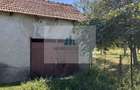 Casa pitorească la poalele muntilor