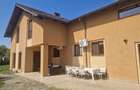 Vand casa Mandruloc constructie 2009 cu 450 mp utili pe 3.000 mp teren cu gazon si livada - 2