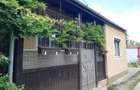 De VANZARE apartament , curte comuna cu 3 ap. ZONA DECEBAL