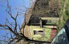 Casa veche la ?ara trebuie daramata chiar . Se vinde pentru teren 900 mp casa plus gradina