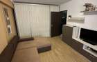 Inchiriez apartament 50 mp cu balcon mare.