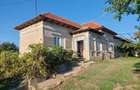 vand casa si 2 hectare teren in curte