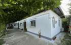 Casa cu 3 camere, baie, 2 bucatarii si garaj - 3