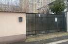 Vand teren + cu casa de vanzare, suprafa?a totala 242mp