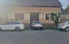 Vand casa situata central , str.L.Rebreanu , langa parcul din strand