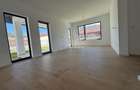 Jumatate de duplex pe parter, 3 dormitoare, curte uriasa de 383 mp, strada asfal