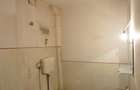 Inchiriez apartament 2 camere bucatarie baie si hol in curte comuna - 7