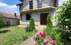 Vand casa 5 camere langa Primarie cu teren de 1000m