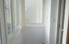 Calea 13 Septembrie, stradal, Apartament 3 camere, decomandat, 2 bai, hol H, bloc an 2000