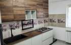 Apartament 3 camere de vanzare Roman - 2