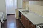 Camera in apartament de 4 camere pentru inchiriat !