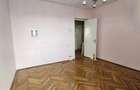 Central-Vand apartament cu 3 camere, balcon si boxa - 2