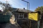 Teren 450mp cu casa batraneasca de vanzare in oras