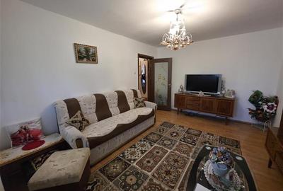 Apartament cu 4 camere semidecomandat în Craiovița Nouă